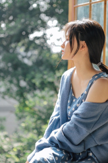 美女跪下吃男人的j8视频